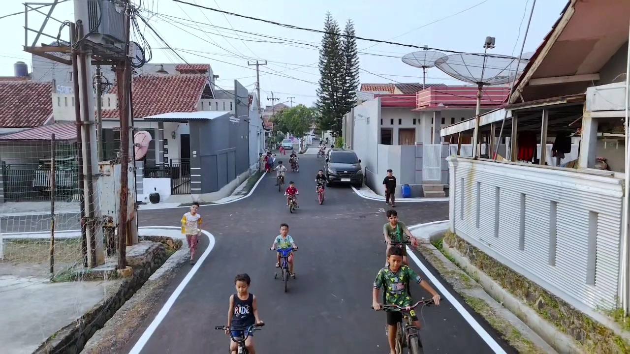 Dulu Rusak dan Berlubang, Kini Jalan Perumahan BIP Purwakarta Mulus Diperbaiki