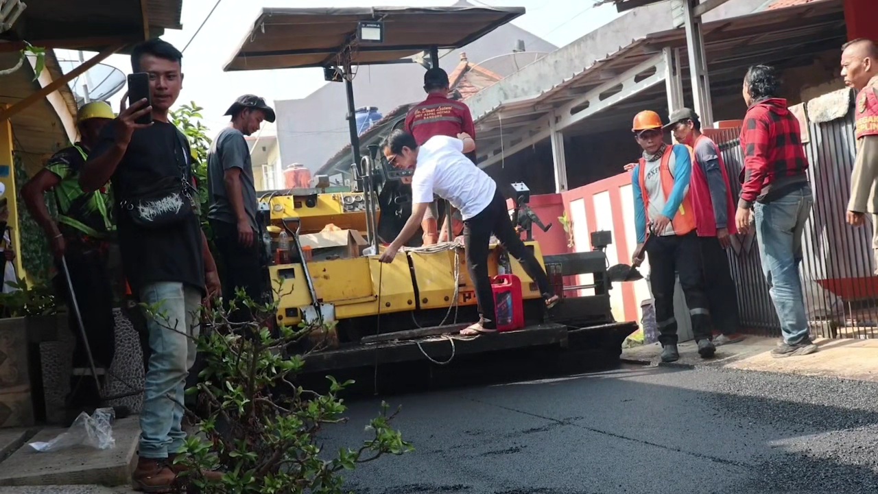 Dulu Rusak dan Berlubang, Kini Jalan Perumahan Dian Anyar Purwakarta Sudah Mulus Diaspal!